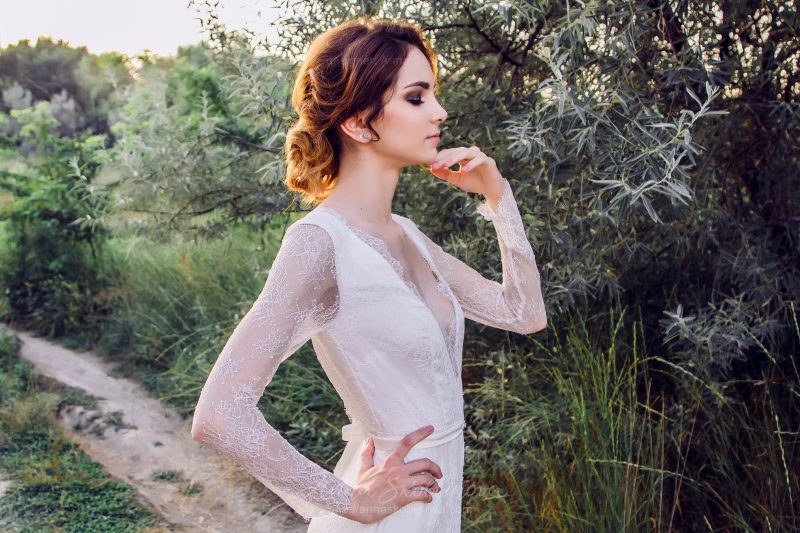 Платье цвета айвори с V-образным декольте от Anna Skoblikova