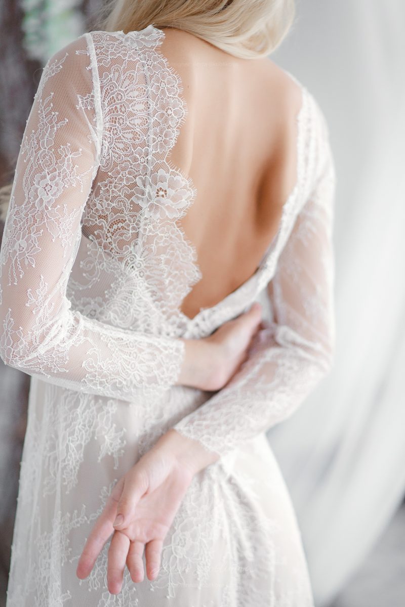 Свадебное платье из французского тонкого кружева с V вырезом от Anna Skoblikova