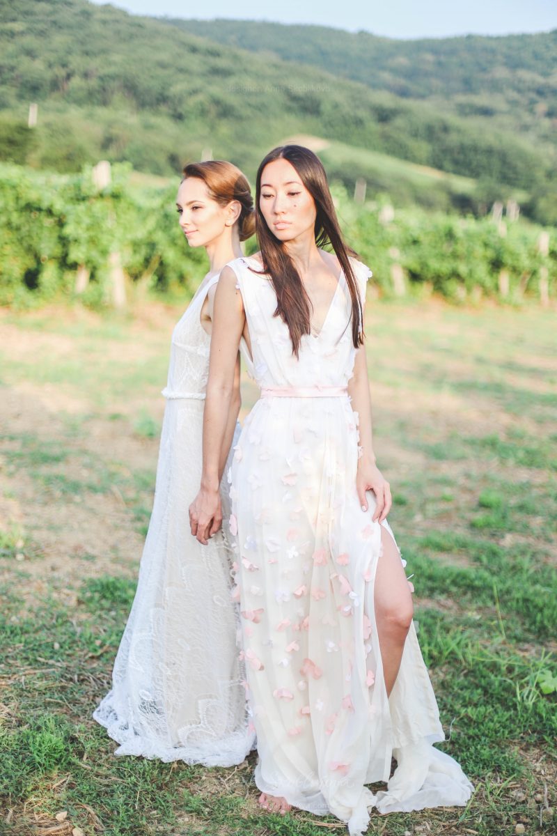 Свадебное платье из шелка с ручной вышивкой цветами от Anna Skoblikova