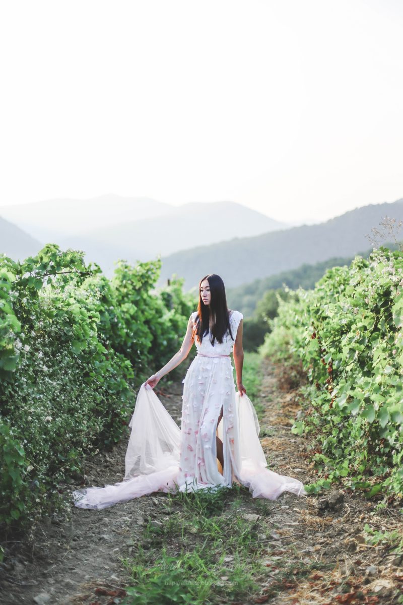 Свадебное платье из шелка с ручной вышивкой цветами от Anna Skoblikova