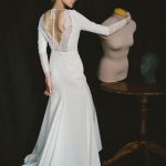 Свадебное платье из костюмного крепа и кружева Шантильи от Anna Skoblikova
