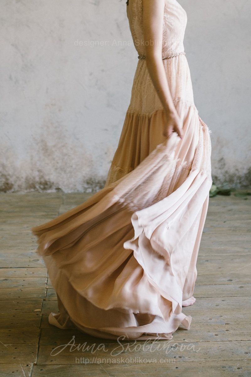 Свадебное платье бежевого цвета в стиле бохо от Anna Skoblikova