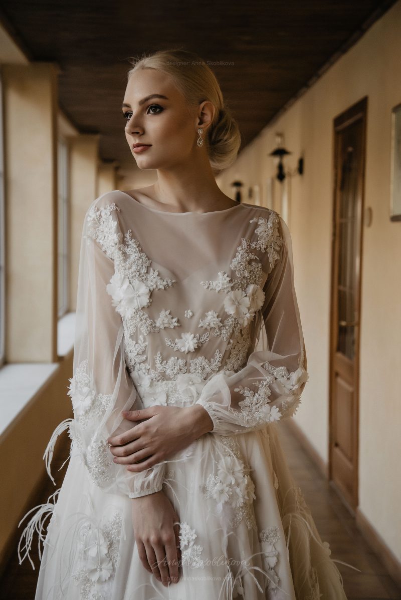 Фото 2: Свадебное платье Enigma, отличает объемная вышивка перьями и цветами - Anna Skoblikova
