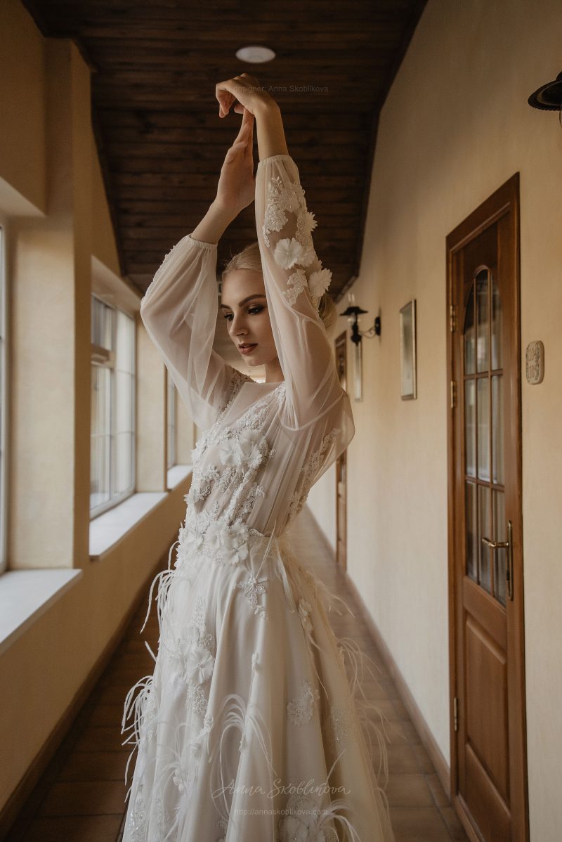 Фото 7: Свадебное платье Enigma, отличает объемная вышивка перьями и цветами - Anna Skoblikova