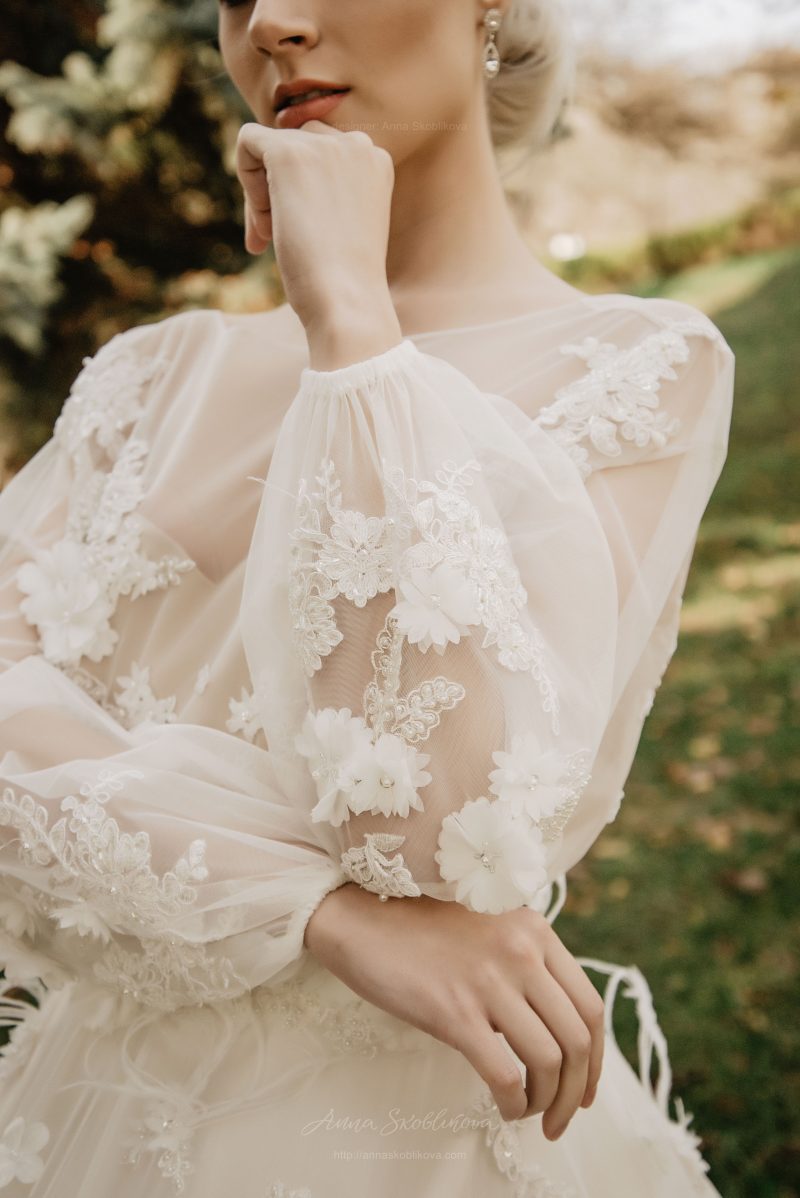 Фото 8: Свадебное платье Enigma, отличает объемная вышивка перьями и цветами - Anna Skoblikova