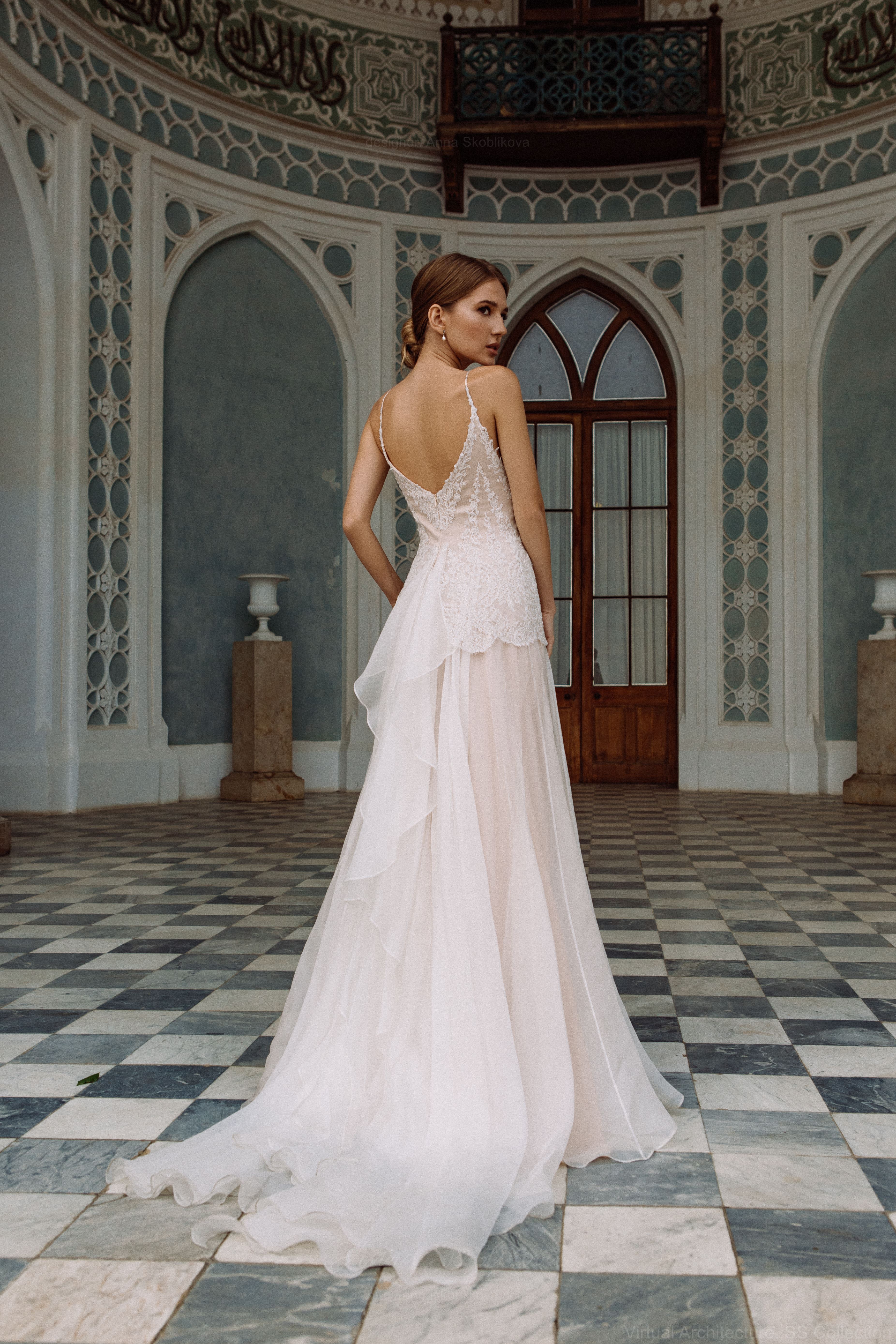 Luxury shiny lace wedding dress. Summer backless sleeveless bridal