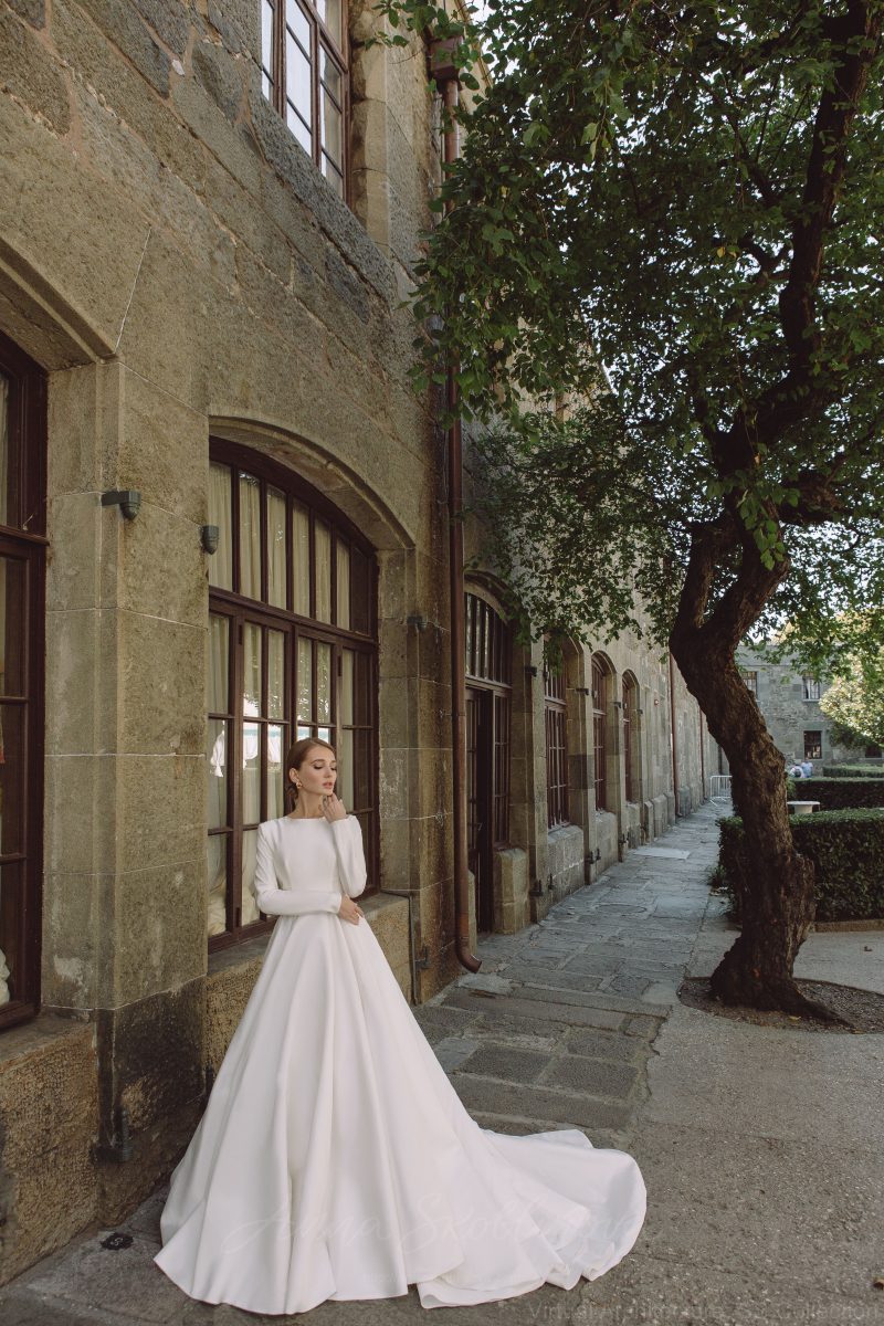 Атласное свадебное платье с длинными рукавами - Polar Star // Anna Skoblikova // 0194 | Фото 4