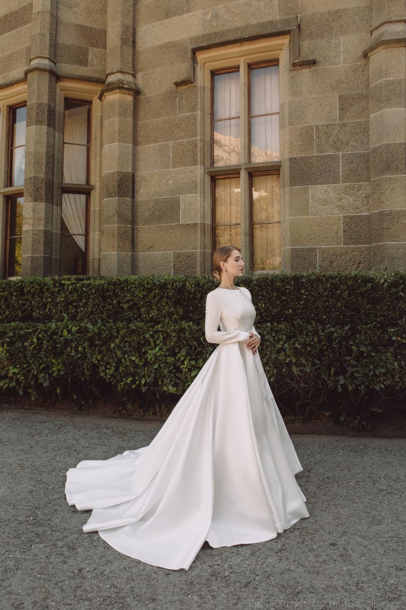 Атласное свадебное платье с длинными рукавами - Polar Star // Anna Skoblikova // 0194 | Фото 5